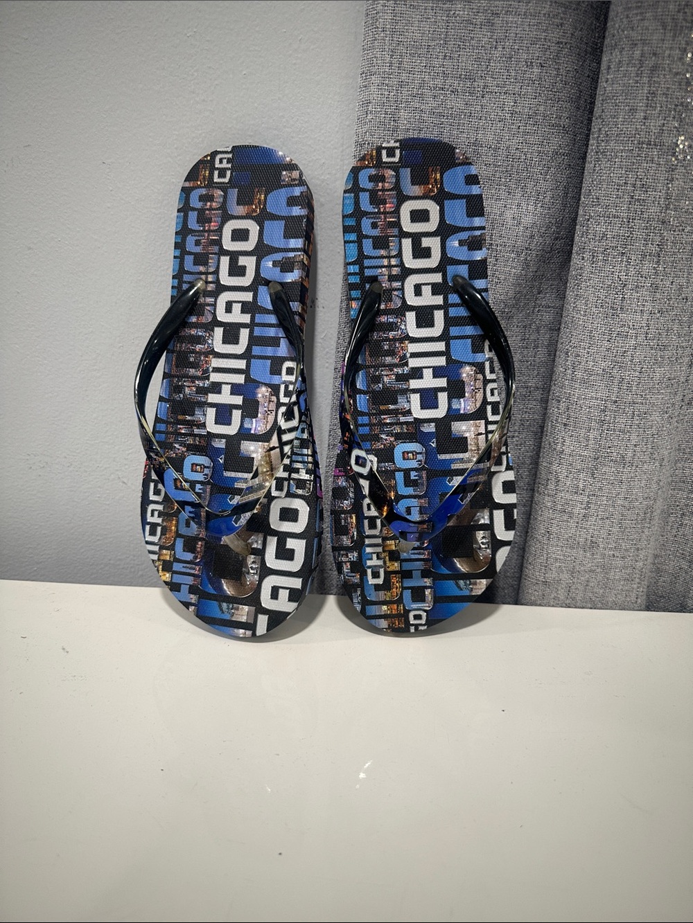 Chicago Graphic blue women’s flip-flops size small – 7–8